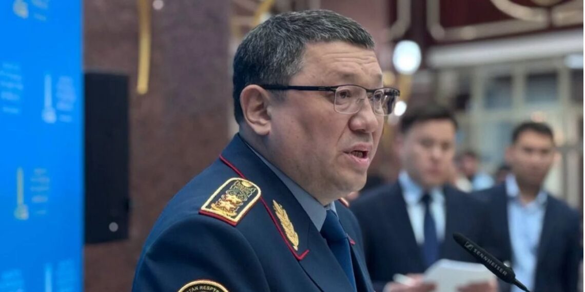 Глава МВД, уходя от журналистов: «Вы так не давите»