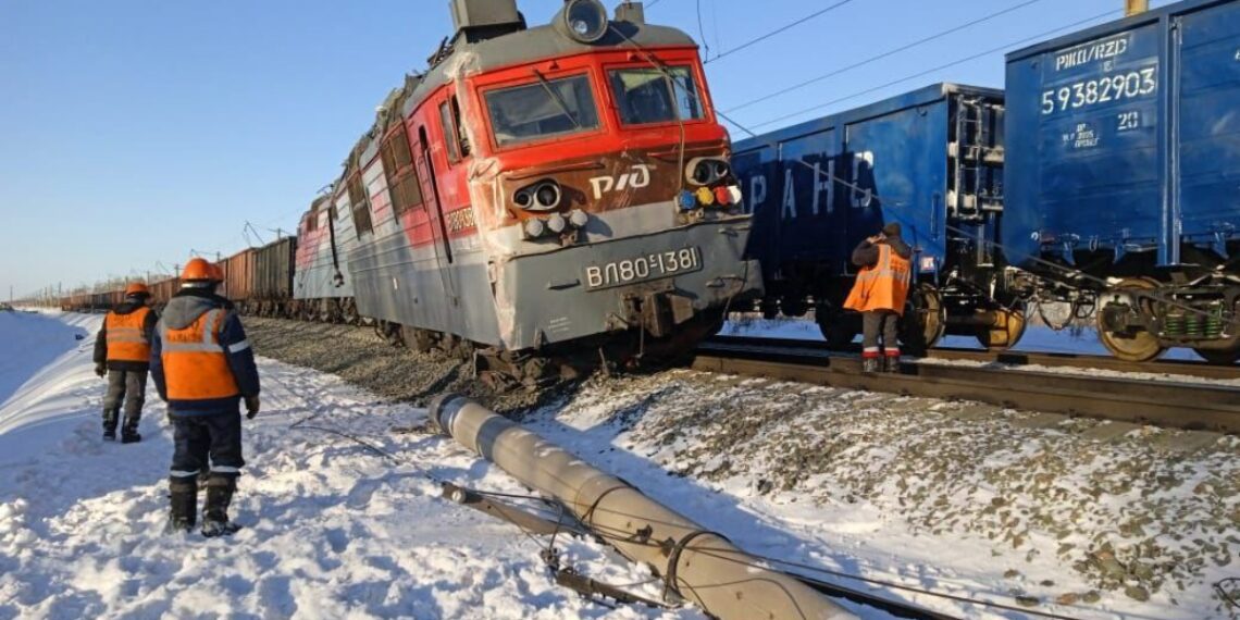 В Абайской области грузовой поезд сошёл с рельсов