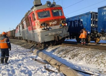 В Абайской области грузовой поезд сошёл с рельсов