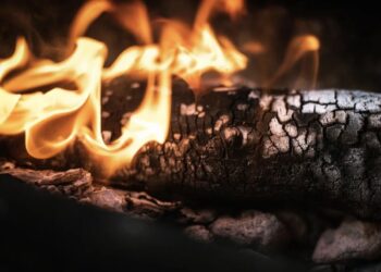 В Костанае при пожаре в доме спасли 15 человек