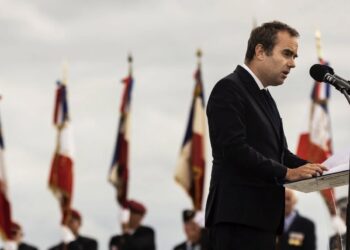 Премьер-министр Франции ушёл в отставку, проработав меньше месяца