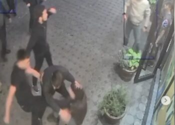В Алматы 15 мужчин избили 18-летнего парня