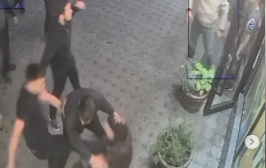 В Алматы 15 мужчин избили 18-летнего парня