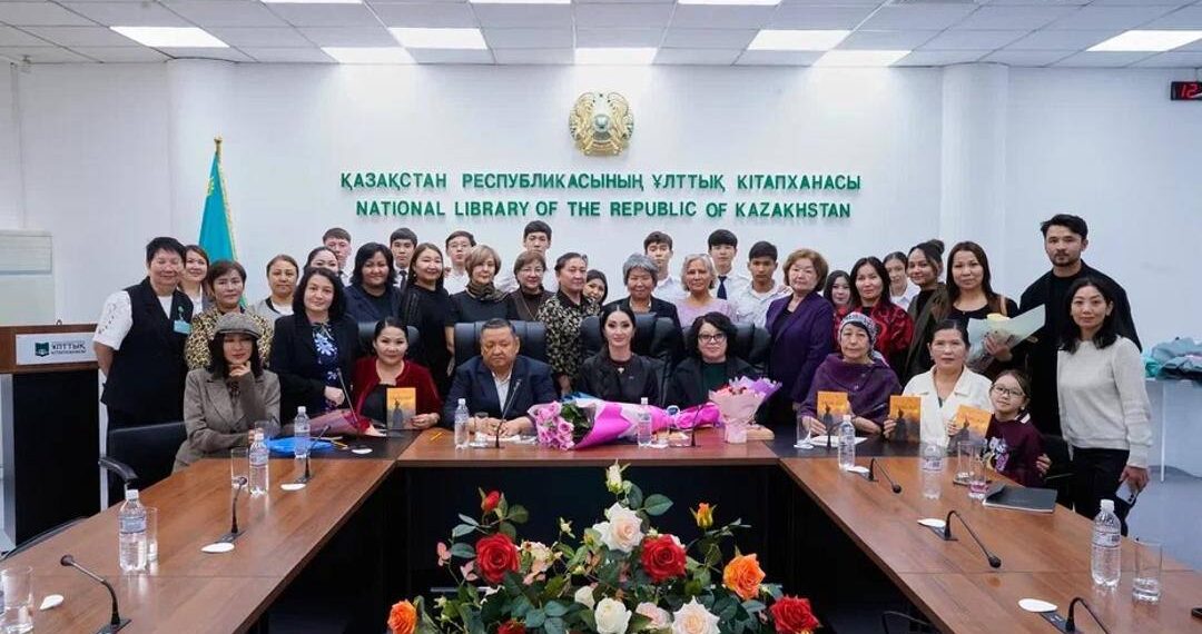 В столице представили сборник стихов Лауры Палман Бұрым-Жыр
