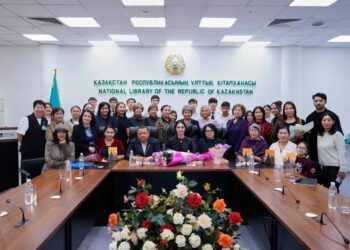 В столице представили сборник стихов Лауры Палман Бұрым-Жыр