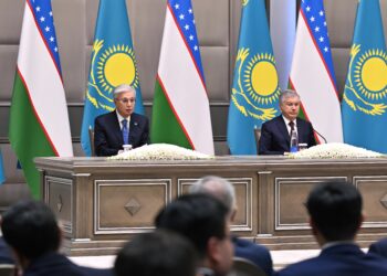 Президенты Казахстана и Узбекистана провели совместный брифинг для представителей СМИ