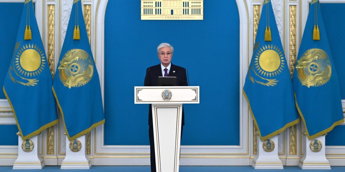 Президент вручил Государственный флаг знаменосцам олимпийской и паралимпийской команд Казахстана