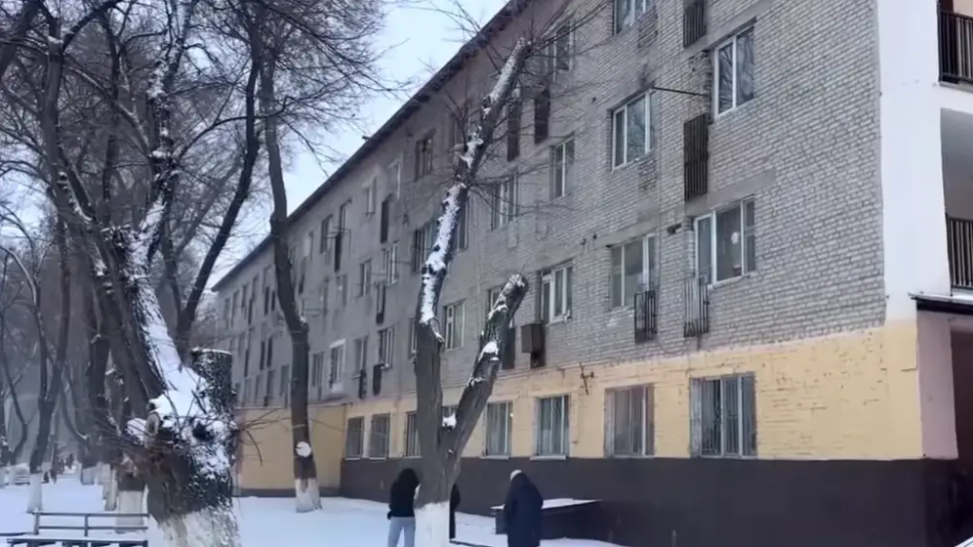 Жильцы многоэтажки в Таразе опасаются обрушения дома после землетрясений