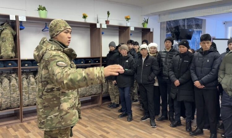 Визит школьников в горно-егерский полк