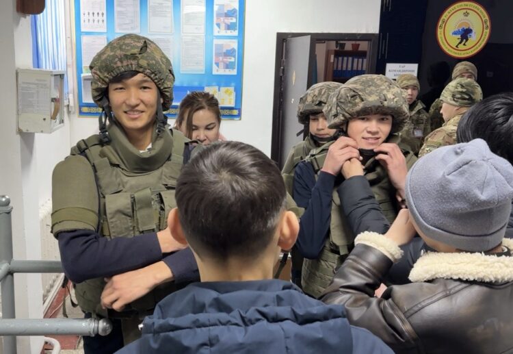 Визит школьников в горно-егерский полк