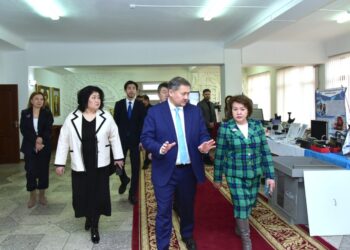 Саясат Нурбек выступил с лекцией перед студентами в Таразе