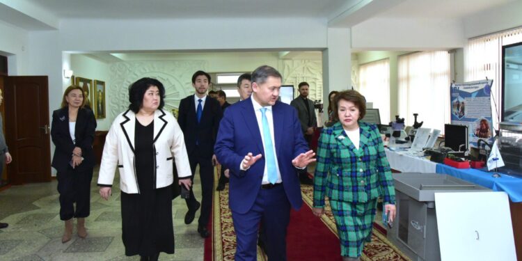 Саясат Нурбек выступил с лекцией перед студентами в Таразе