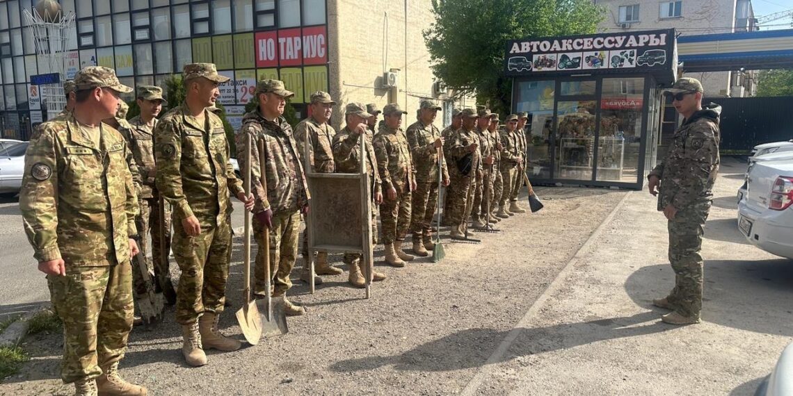 Таразские военнослужащие вышли на городской субботник
