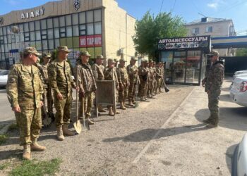 Таразские военнослужащие вышли на городской субботник