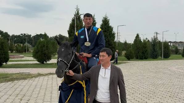 Чемпиона мира по борьбе на лошадях встретили в Таразе