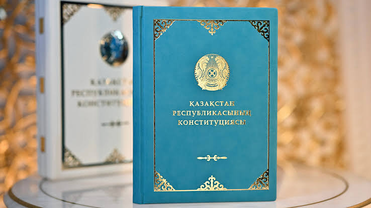 Новая Конституция определяет дальнейший путь развития страны
