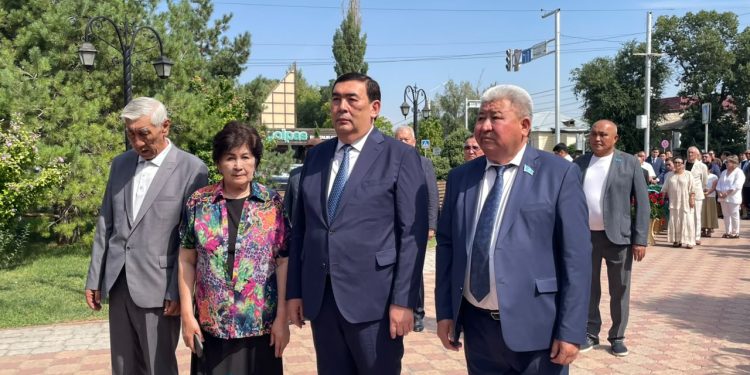 В Таразе почтили память Абая Кунанбаева