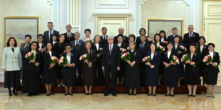 Токаев наградил 30 работников образования в День учителя