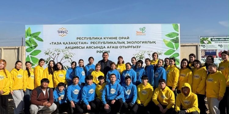 В жилом массиве «Кызылабад» высадили две тысячи саженцев тутовника