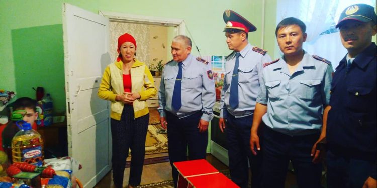 Полиция қызметкерлері аудандағы көмекке мұқтаж отбасылардың үйіне барып қайтты