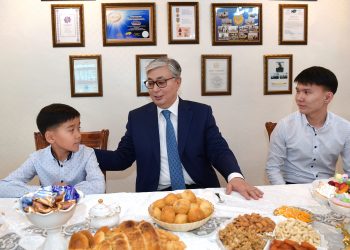 Қазақстан Президенті Қасым-Жомарт Тоқаев Халық қаһарманы Ғазиз Байтасовтың отбасымен кездесті