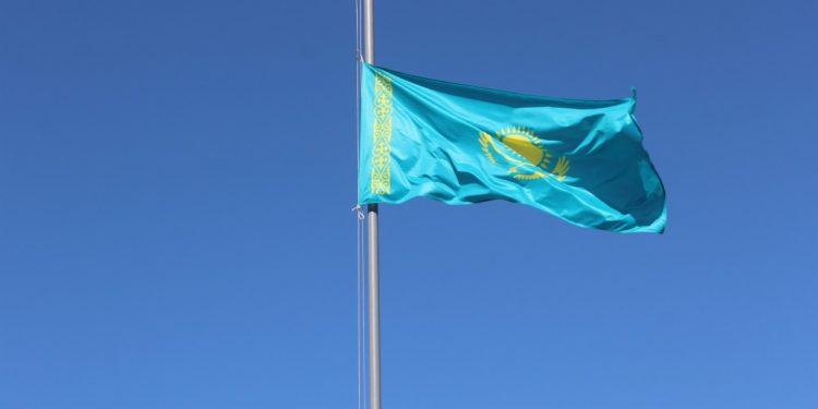 Жамбыл облысының полицейлері мемлекеттік рәміздерге құрмет көрсетті