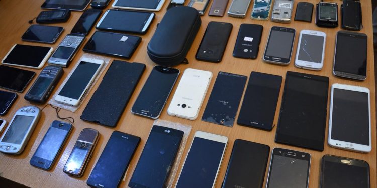 Таразда ұялы телефондардың IMEI-кодтарын өзгерткен екі күдікті ұсталды