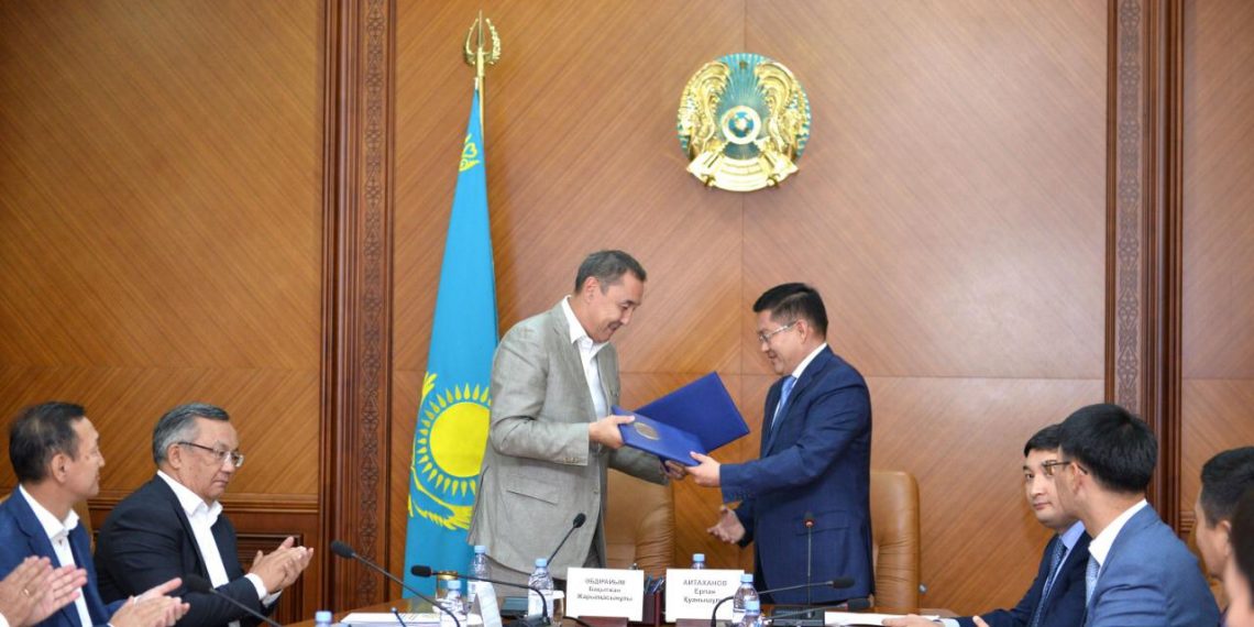 ҚРКФ төрағасы Бақытжан Әбдірайым мен Шымкент қаласының әкімі Ерлан Айтаханов өзара әріптестік туралы меморандумға қол қойды