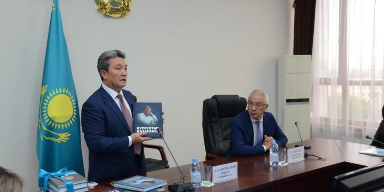 Елбасы кітапханасының директоры Ә.Рахымжановтың М.Х. Дулати атындағы Тараз мемлекеттік университетінің ғалымдарымен кездесуі