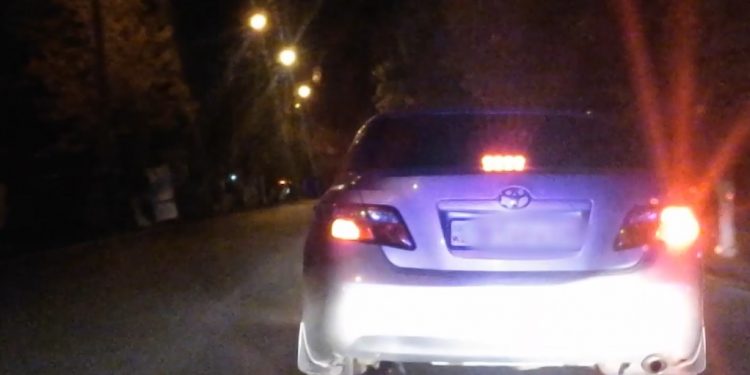 Жамбылдық полицейлері табельдік қаруды қолданып, жасырынуға әрекет жасаған жүргізушіні ұстады
