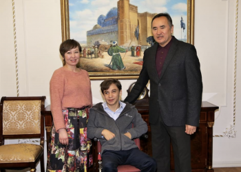 МЫРЗАХМЕТОВ ХОКИНГ ШӘКІРТІМЕН КЕЗДЕСТІ