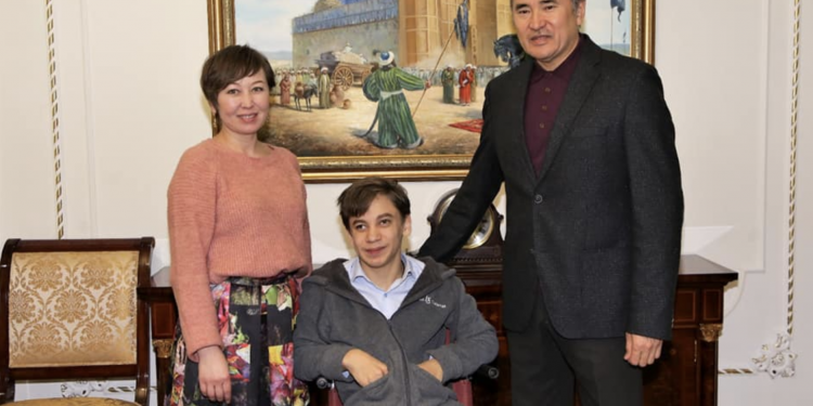 МЫРЗАХМЕТОВ ХОКИНГ ШӘКІРТІМЕН КЕЗДЕСТІ