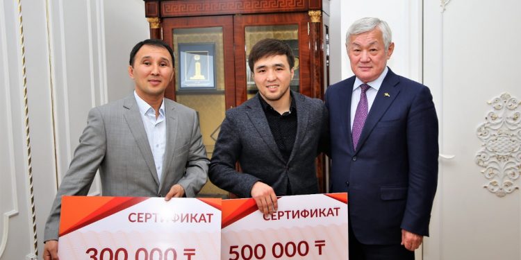 Сапарбаев Олимпиада ойындарының күміс жүлдегері Е. Сметовпен кездесті