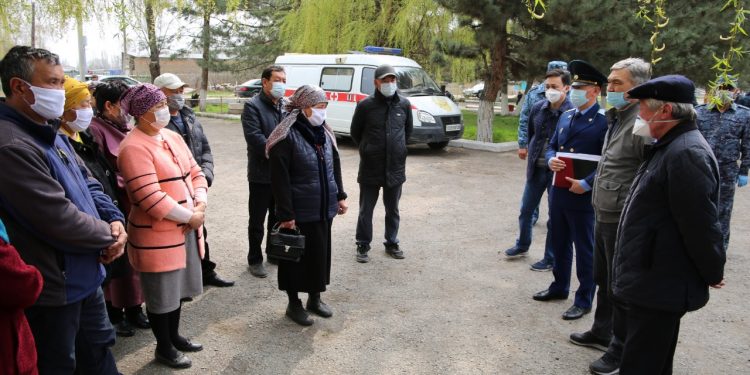Бердібек Сапарбаев Қордай ауданында ұсталған тұрғындардың туыстарымен кездесті