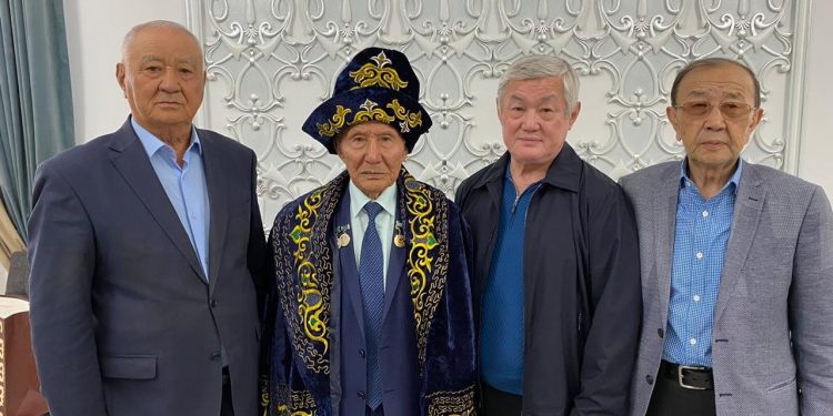 Облыс әкімі халық композиторымен кездесті