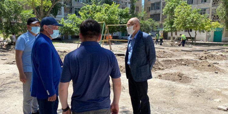 Сапарбаев «Арай» тұрғын үй алқабындағы сапасыз жолдарды жөндеуді тапсырды