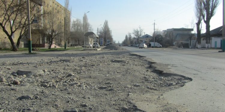 Жамбыл облысында көлік жолдарының қанағаттанғысыз жағдайда болғаны және жол қозғалысы қауіпсіздігін тиісті деңгейде қамтамасыз етпегені үшін 70 лауазымды тұлға әкімшілік жауапкершілікке тартылды