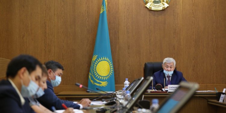 Бердібек Сапарбаев Жамбылдықтардың дәрігерлер мен дәрі-дәрмек тапшылығына қатысты шағымдары бойынша кеңес өткізді
