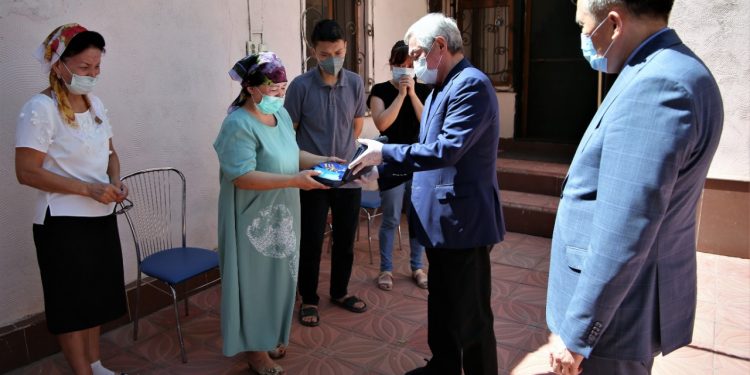 Қаза болған жамбылдық үш дәрігер мемлекеттік наградалармен марапатталды