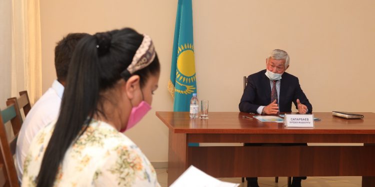 Заң аясында көмек көрсетіледі: Сапарбаев ломбардтардың алданған салымшыларымен кездесті