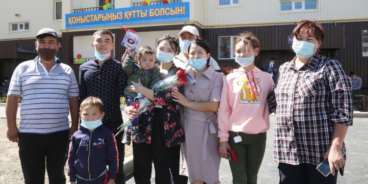 Таразда кезектегі тұрған азаматтарға жаңа пәтерлердің кілттері табысталды