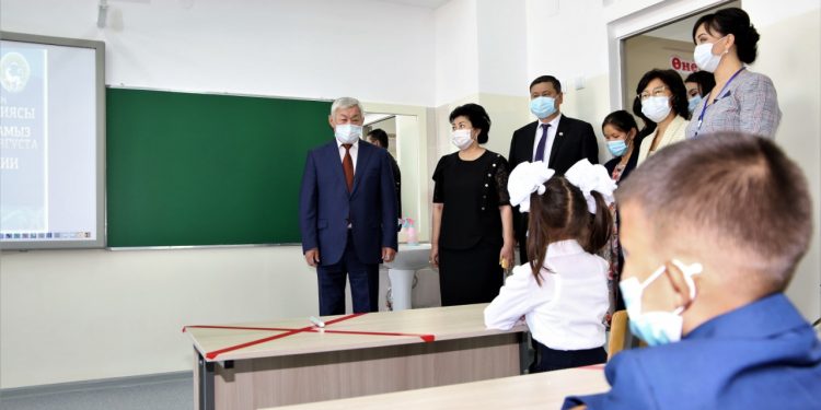 Бердібек Сапарбаев жаңа мектепте онлайн-сабақ өткізді