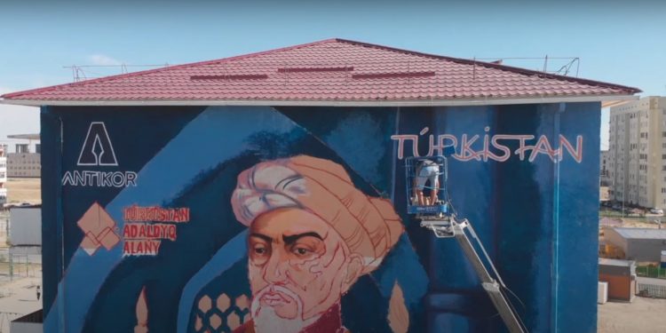 ЖАҢА ОҚУ ЖЫЛЫ «ӘДІЛДІККЕ ҮНДЕГЕН ҚОЖА АХМЕТ ЯСАУИ» ТАҚЫРЫБЫНДА АДАЛДЫҚ САҒАТЫМЕН БАСТАЛДЫ