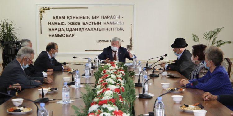 Бердібек Сапарбаев ардагерлерді қарттар күнімен құттықтады