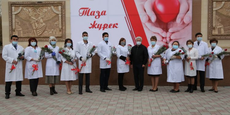 Жамбылдық дәрігерлерге 18 реанимобиль мен 8 «жылжымалы медициналық кешен» берілді