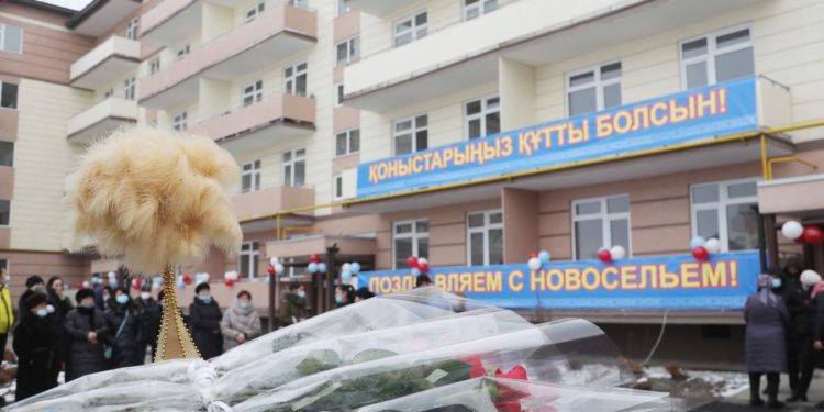 Таразда кезекте тұрғандарға 80 пәтердің кілттері табысталды
