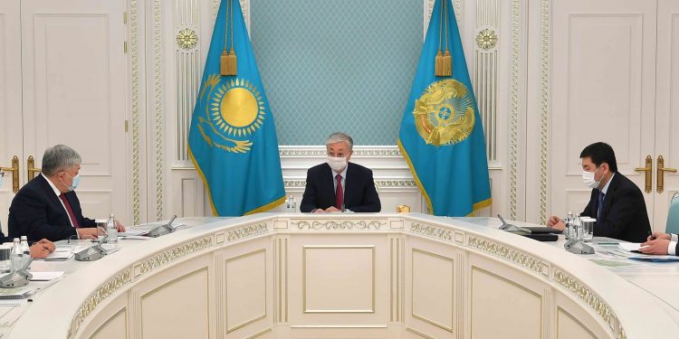 Мемлекет басшысы қазақ әліпбиін латын графикасына көшіру мәселесі бойынша кеңес өткізді