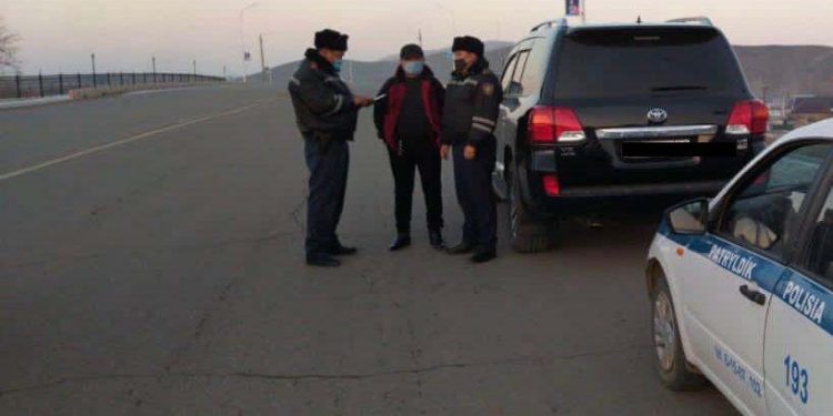 Сарысулық полицейлер борышкерлерге түсіндіру  жұмыстарын жүргізуде