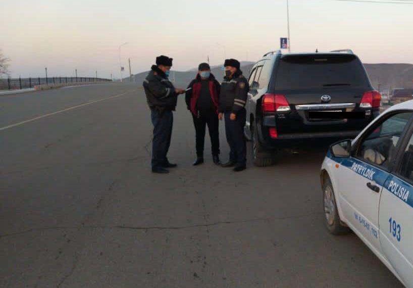 Сарысулық полицейлер борышкерлерге түсіндіру  жұмыстарын жүргізуде