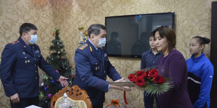 Сүлейменов қызмет бабында қаза болған полиция қызметкерлерінің отбасыларына барды